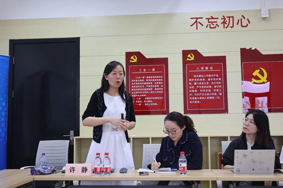 图片包含 室内, 女人, 桌子, 站已生成极高可信度的说明