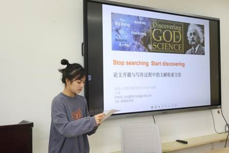 图片包含 人, 站, 女人, 男人已生成极高可信度的说明